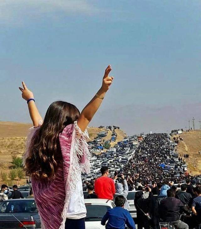 히잡을 제대로 쓰지 않았다는 이유로 연행돼 의문사한 이란 여성 마흐사 아미니의 사망 40일째였던 2022년 10월 26일 반정부 시위대가 아미니의 고향인 이란 서부 도시 사케즈로 향하는 도로를 가득 메우고 있다. 사케즈=AFP 연합뉴스