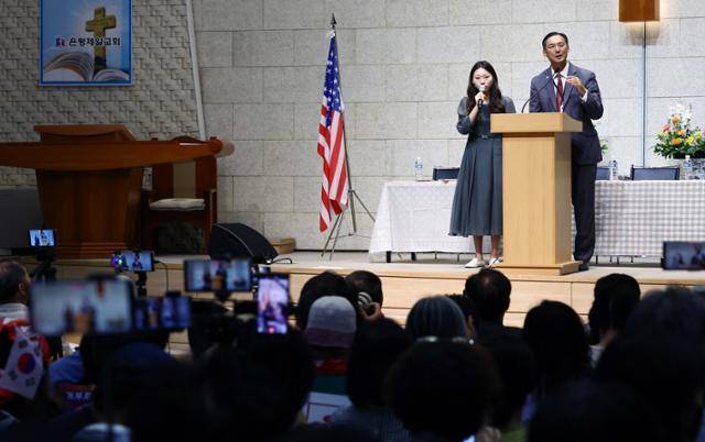 모스 탄 미국 리버티대 교수가 7월 17일 서울 은평구 은평제일교회에서 열린 모스탄 전 대사 초청 간증 집회에서 설교하고 있다. 뉴스1