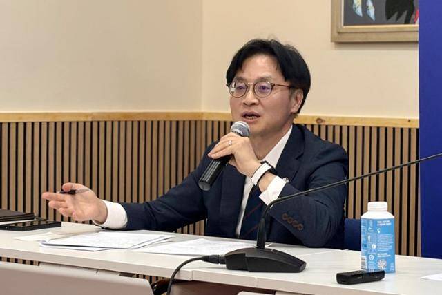 김정관 산업통상자원부 장관이 30일 미국 워싱턴 주미 한국대사관에서 열린 한미 통상협의 결과 브리핑에서 취재진 질문에 답하고 있다. 워싱턴=뉴시스