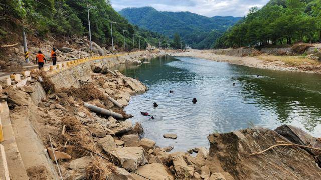 지난달 31일 가평군 폭우 피해로 실종된 40대 여성의 시신이 발견된 가운데 소방대원들이 하천 주변 등을 수색하고 있다. 경기북부소방재난본부 제공