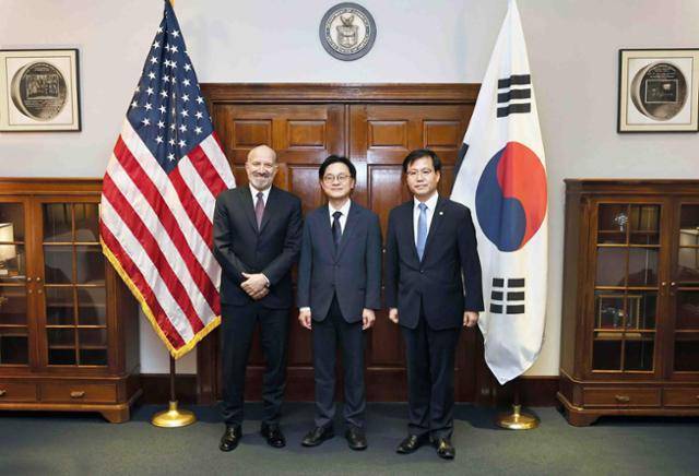김정관(가운데) 산업통상자원부 장관과 여한구(오른쪽) 통상교섭본부장이 지난달 24일 미국 워싱턴 상무부에서 하워드 러트닉 상무장관과 면담에 앞서 사진을 촬영하고 있다. 산업부 제공