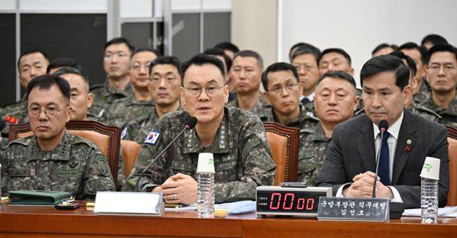 합동참모본부(합참) 법무실이 드론작전사령부(드론사)의 '평양 무인기 침투 작전'과 관련해 위법성이 있어 부적합하다고 대했던 것으로 한국일보 취재 결과 확인됐다. 사진은 김명수(가운데) 합참의장이 올 1월 국회 국방위에서 열린 윤석열 정부의 비상계엄 선포를 통한 내란 혐의 진상규명 국정조사 특별위원회 제3차 전체회의에서 의원 질의에 답변하고 있는 모습. 고영권 기자