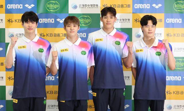 수영 국가대표팀 황선우(왼쪽부터), 김우민, 김영범, 이호준이 7월 24일 싱가포르에서 열리는 세계수영선수권대회 참석 차 인천국제공항 제2여객터미널로 출국하며 기념촬영을 하고 있다. 뉴시스
