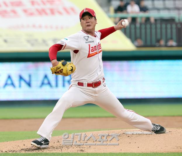8일 오후 인천 SSG 랜더스필드에서 열린 2025 프로야구 KT 와 SSG경기. SSG 선발 김광현이 역투하고 있다. 인천=정시종 기자  /2025.07.08.