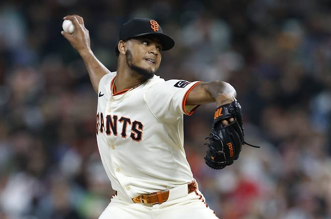 <yonhap photo-3937="">1일(한국시간) 단행한 트레이드로 샌프란시스코를 떠나는 카밀로 도발. 샌프란시스코는 이번 트레이드로 사실상 필승조 라인을 해체, 시즌 포기를 선언했다. [EPA=연합뉴스]</yonhap>