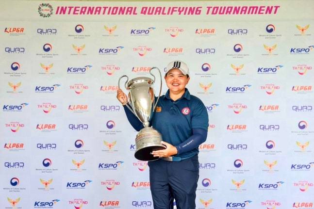 한국여자프로골프(KLPGA) 투어 인터내셔널 퀄리파잉 토너먼트(IQT) 우승 트로피를 들어 올린 콩끄라판. KLPGA 제공&nbsp;
