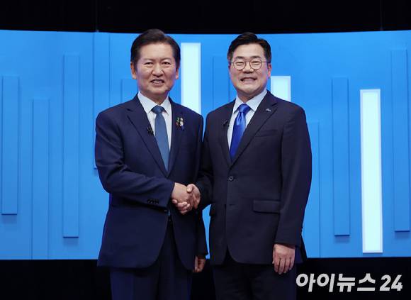 정청래·박찬대 더불어민주당 당대표 후보가 지난달 16일 서울 양천구 목동 SBS에서 열린 TV토론회에 앞서 기념촬영을 하고 있다. [사진=국회사진기자단]