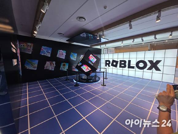 게임 플랫폼 '로블록스'가 1일부터 오는 17일까지 경기 판교 현대백화점에서 오프라인 행사 '레디, 셋, 로블록스' 행사를 개최한다. 사진은 지하 1층 게임 체험공간 내부. [사진=박정민 기자]