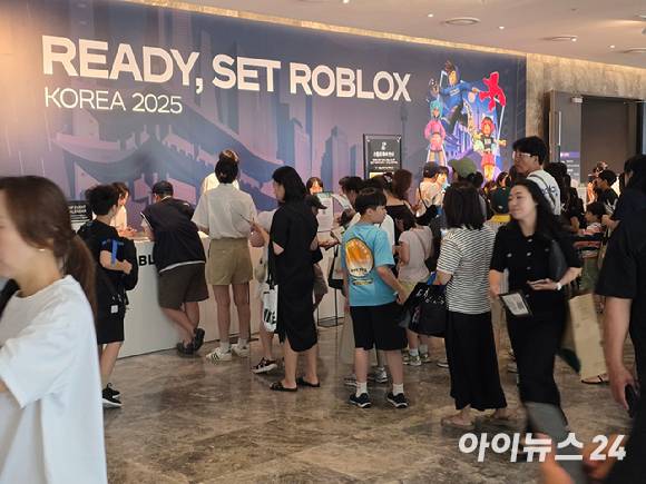 게임 플랫폼 '로블록스'가 1일부터 오는 17일까지 경기 판교 현대백화점에서 오프라인 행사 '레디, 셋, 로블록스' 행사를 개최한다. 사진은 10층 토파즈홀 입장을 기다리고 있는 참가자들. [사진=박정민 기자]