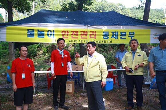 조상래 곡성군수가 압록유원지 외 4개소에 대해 '물놀이 안전사고 예방'을 위한 현장점검을 하고 있다. [사진=전남 곡성군]