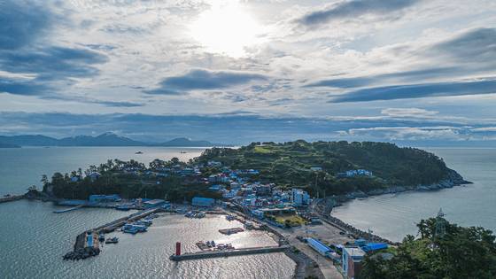 하늘에서 본 이수도. 항구 주변에 ‘1박3식’을 내건 민박 16곳이 옹기종기 모여 있다.