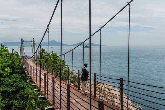 이수도 동쪽 끝자락의 출렁다리.