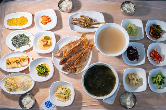 산만디민박의 아침상.