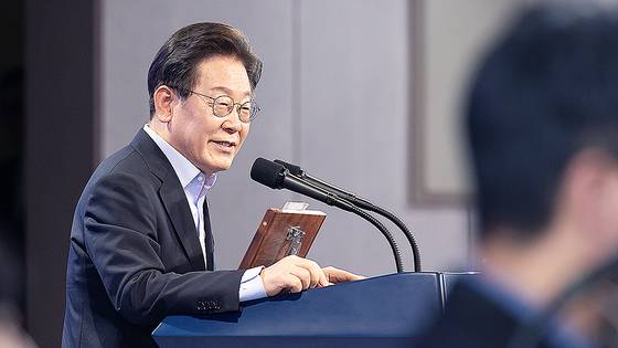 이재명 대통령이 31일 서울 종로구 정부서울청사에서 열린 '국민주권시대 공직자의 길' 고위공직자 워크숍에서 '국민주권 정부 국정운영 방향과 고위공직자 자세' 주제로 특강을 하고 있다. 사진 대통령실