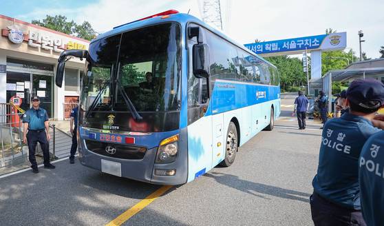 김건희 여사 의혹들을 수사하는 민중기 특별검사팀이 윤석열 전 대통령에 대한 체포영장 집행에 나선 1일 경기 의왕시 서울구치소 앞에 경찰이 경계근무를 서고 있다. 연합뉴스