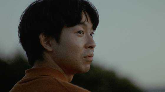 영화 '엣 더 벤치' 1화의 한 장면. 소꿉친구였던 두 남녀가 추억의 벤치에 앉아 서로에 대한 애정을 조금씩 확인해간다.  사진 도키엔터테인먼트