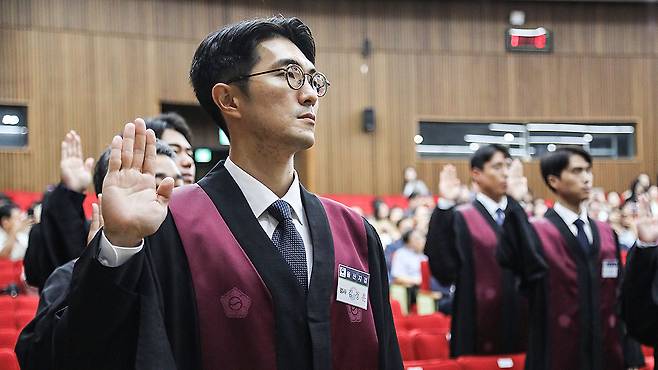 신임 검사들이 선서하고 있다. 뉴스1