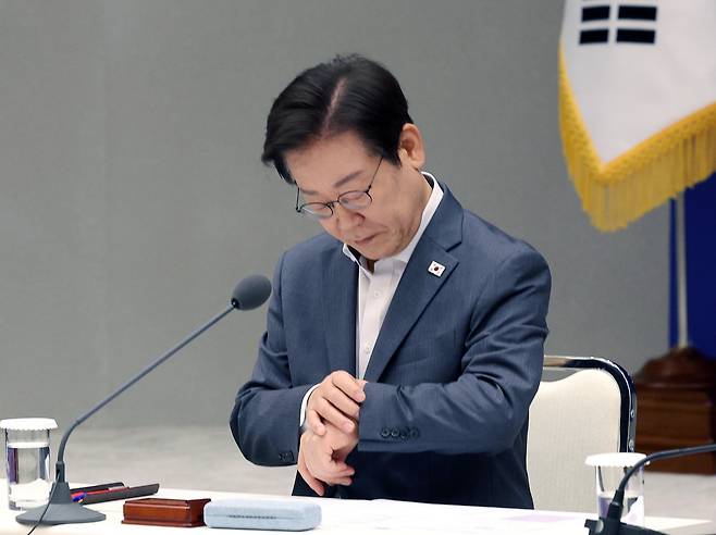 이재명 대통령이 1일 서울 용산 대통령실에서 열린 전국 시·도지사 간담회에서 시계를 보고 있다. 연합뉴스
