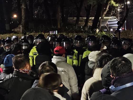 지난 1월 19일 새벽 윤석열 전 대통령 지지자들이 서부지법 경내에서 경찰과 대치하고 있다. 이들은 당시 "국민저항권을 행사하는 것이니 경찰은 길을 터라"고 요구했다. 이영근 기자