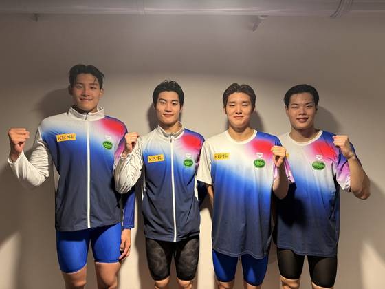 1일 세계수영선수권 남자 계영 800m 예선을 전체 3위로 통과한 김영범, 황선우, 김우민, 이호준(왼쪽부터). 사진 대한수영연맹