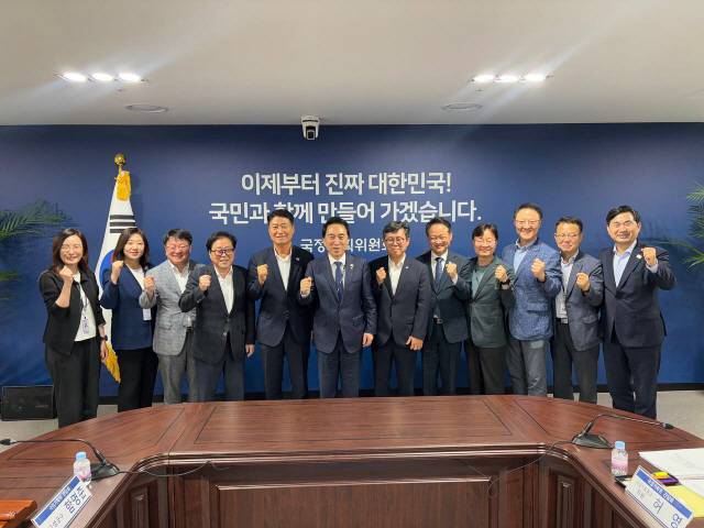 ▲ 국정기획위원회 균형성장특별위원회(위원장 박수현 국회의원)와 국정과제TF는 31일 정부서울청사 창성동 별관에서 허영 국회의원과 김도균 민주당 도당위원장 주최로 육동한 춘천시장, 최상기 인제군수, 함명준 고성군수, 김영환 정선군 기획관이 참석한 가운데 ‘강원지역 국정기획위원·균형성장특위·국정과제TF 간담회’를 개최했다.  허영 의원실 제공