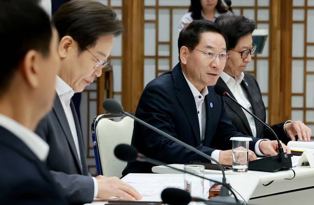 ▲ 대한민국시도지사협의회장인 유정복 인천광역시장이 1일 서울 용산 대통령실 청사에서 이재명 대통령 주재로 열린 전국 시도지사 간담회에서 발언하고 있다. 연합뉴스