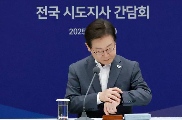 ▲ 이재명 대통령이 1일 서울 용산 대통령실 청사에서 열린 전국 시도지사 간담회를 시작하며 시간을 확인하고 있다. 연합뉴스