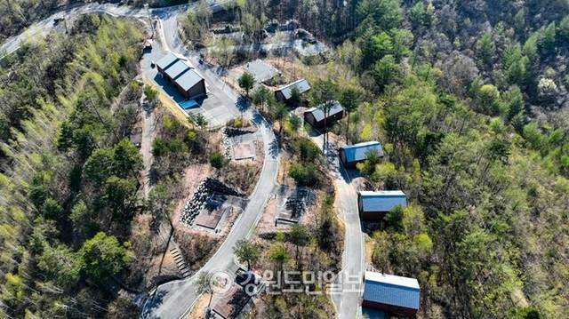 ▲ 태백시시설관리공단은 오투로 116(황지동 466-36) 일원에 조성된 ‘절골힐링캠핑장’을 지난달 24일 정식 개장한데 이어 철암동 머리골(철암동 103)에 마련된 고원힐링캠핑장을 오는 5일부터 공식 운영에 들어간다. 매봉산 천상의 숲 캠핑장 전경.