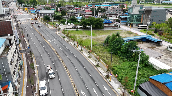 인도 노란색 시각장애인 점자블록 위에 임시 전신주가 설치돼 있다.