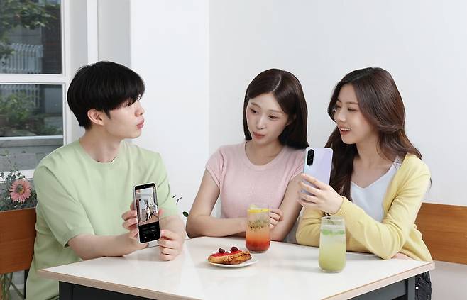 삼성전자 모델들이 갤럭시 A36 스마트폰으로 촬영한 사진을 ‘AI 지우개’ 기능을 이용해 보정하고 있다. 사진=삼성전자