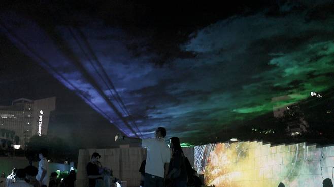 밤하늘에 오로라같은 모습을 연출하는 레이저 아트 ‘Beam Trace’. /서울디자인재단