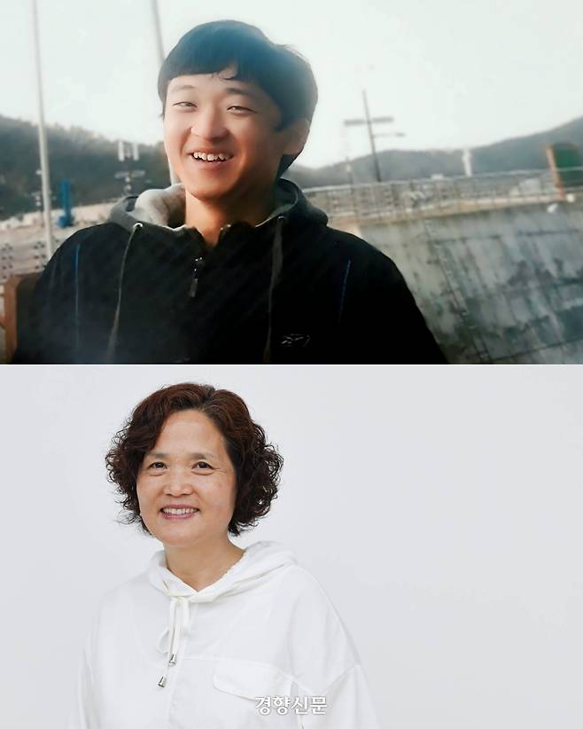 산업재해 유가족 김미숙씨(57)가 지난 18일 서울 중구 경향신문사에서 김용균씨의 사진(위)을 재연하고 있다. 성동훈 기자