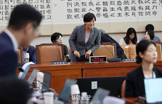 송미령 노동부장관 양곡관리법 일부개정법률안이 1일 국회 법사위 전체회의에서 통과되자 퇴장하며 의원들을 향해 인사하고 있다. 2025.8.1 박민규 선임기자