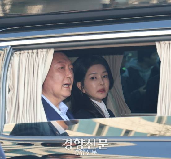 윤석열 전 대통령과 김건희 여사가 헌법재판소 파면 결정 후 일주일 만인 지난 4월11일 오후 서울 용산구 한남동 대통령 관저를 떠나 사저인 서초동 아크로비스타로 향하고 있다. 권도현 기자