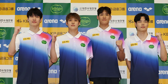 황선우(왼쪽부터)와 김우민, 김영범, 이호준이 지난달 24일 인천공항을 출국하기 전 2025 싱가포르 세계수영선수권대회의 성공을 다짐하고 있다. 연합뉴스