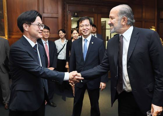 Korea's Industry Minister Kim Jung-kwan, left, shakes hands with U.S. Secretary of Commerce Howard Lutnick at the U.S. Department of Commerce in Washington on July 24. [NEWS1]