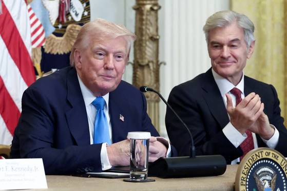 U.S. President Donald Trump, left, sits at a health technology event in the East Room at the White House in Washington on July 30. [REUTERS/YONHAP]