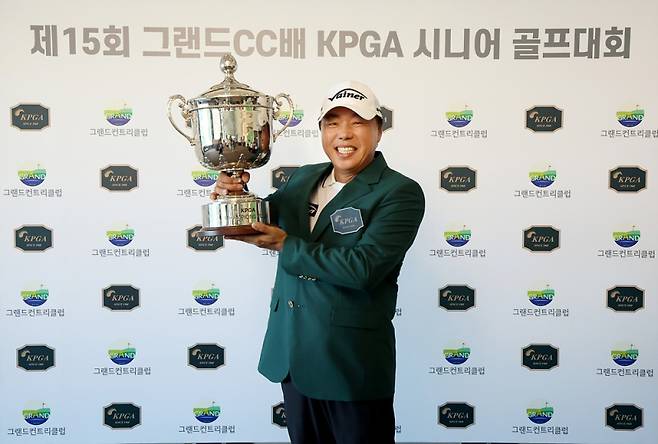 임석규(56·바이네르)가 제15회 그랜드CC배 KPGA 시니어 골프대회 정상에 올랐다. KPGA 제공