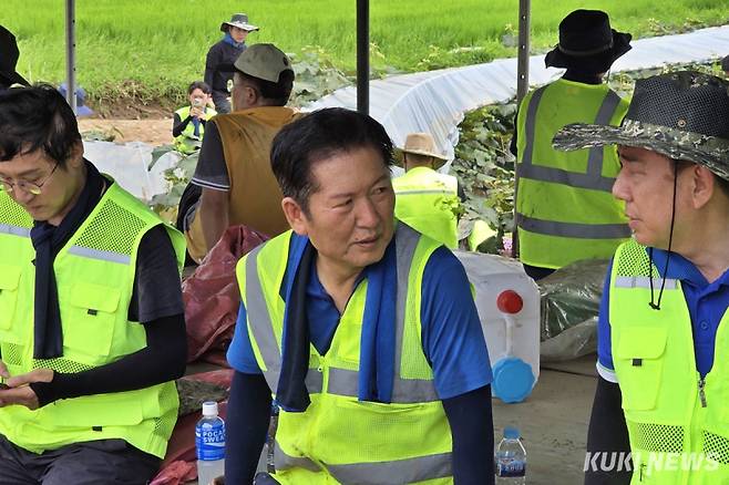 더불어민주당 정청래 당 대표 후보(가운데)가 지난달 24일 경기 가평군 조종면 현리 일대 수해 복구 작업을 마치고 김병기 당 대표 직무대행 겸 원내대표와 대화하고 있다. 김건주 기자