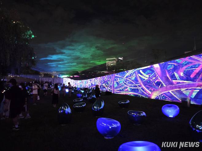 31일 오후 서울 중구 DDP에서 시민들이 한양도성 성곽을 중심으로 기획된 ‘라이트 드롭스(Light Drops)’와 ‘플루이드 메모리(Fluid Memory)’를 구경하고 있다. 노유지 기자