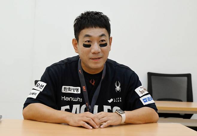 홍창화 한화 이글스 응원단장이 지난 23일 서울 잠실구장에서 열린 2025 KBO리그 두산 베어스와의 경기를 앞두고 인터뷰를 하고 있다. 이병주 기자