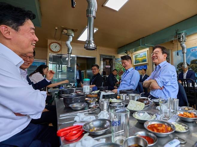 이재명 대통령이 31일 서울 용산 대통령실 인근의 한 식당에서 강훈식 대통령 비서실장 등 참모진과 대화를 하며 활짝 웃고 있다. 강 실장 페이스북 캡처