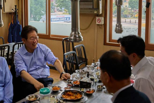 이재명 대통령이 지난 31일 서울 용산 삼각지역 인근의 한 식당에서 강훈식 대통령실 비서실장 등 참모진과 점심식사를 하고 있다. 이재명 대통령 SNS 캡처