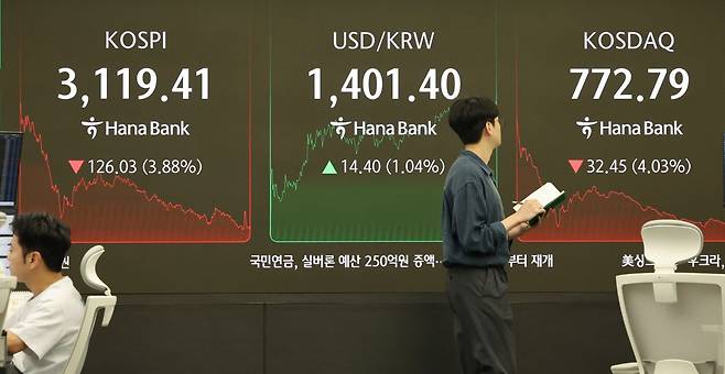 하나은행 직원들이 1일 서울 중구 하나은행 본점에서 업무를 보고 있다. 연합뉴스