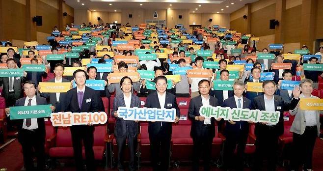 김영록 전남도지사가 지난 31일 서울 국회의원회관 대회의실에서 열린 '에너지 분권 전략 포럼' 행사에서 주요 내외빈들과 'RE100 산단 및 에너지 신도시' 성공적 조성을 위한 퍼포먼스를 하고 있다. 전남도 제공