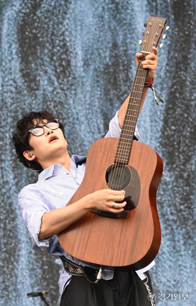 1일 인천 송도달빛축제공원에서 열린 '2025 인천펜타포트 락 페스티벌'에서 너드커넥션이 열정적인 공연을 선보이고 있다. 조주현기자