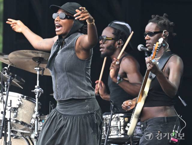 리틀심즈가 열띤 공연을 펼치고 있다. 조주현기자