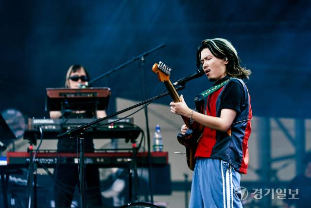 일본의 3인조 혼성밴드 템파레이(Tempalay)가 인천펜타포트 락 페스티벌 1일차 세컨무대에 올라 열연을 하고 있다. 황영식기자