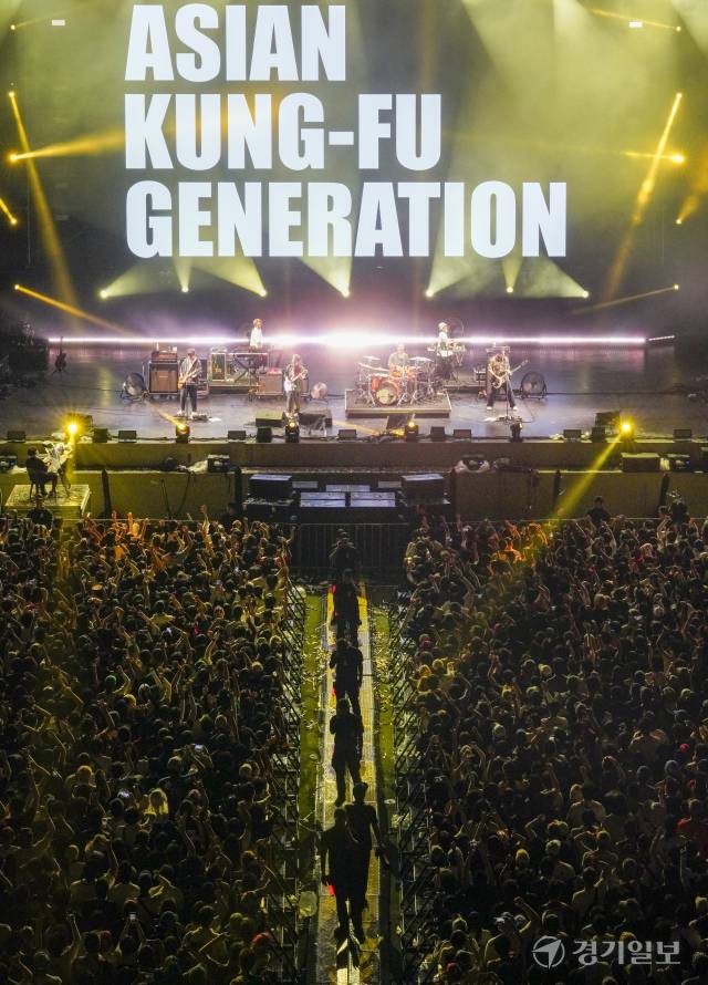 아시안 쿵푸 제네레이션이 열띤 무대를 펼치고 있다. 김도현기자