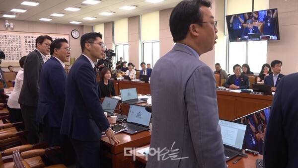 ▲1일 열린 국회 법사위에서 국민의힘 의원들이 방송3법 관련 토론을 국회법에 따라 중단시키자 이춘석 법사위원장에게 항의하고 있다. 사진=김용욱 기자.
